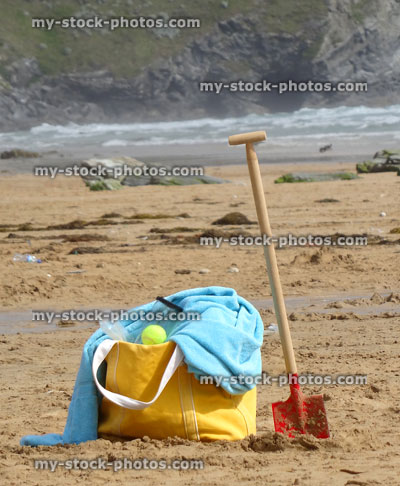 Stock image of seaside holiday scene with beach bag, spade, towel