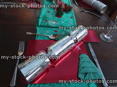 Stock image of place setting on Christmas-dinner setting, crackers, Xmas-tree paper-napkins